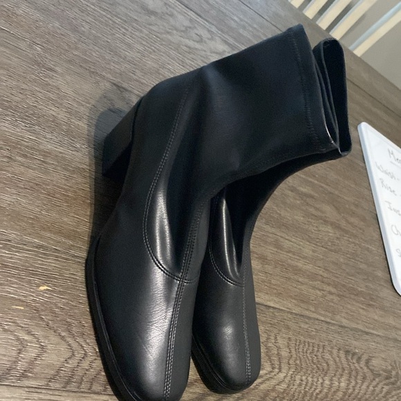 NOVACAS Talia Stretch Vegan Leather Bootie In Black | Size 41/10 - Picture 7 of 15